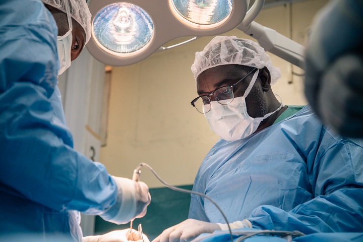 水がんの手術を行うナイジェリア人医師　🄫 Claire Jeantet - Fabrice Caterini/INEDIZ