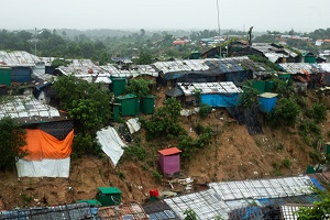 難民キャンプには竹やビニールシートで作った<br> 簡素な住居が並ぶ © Hasnat Sohan/MSF