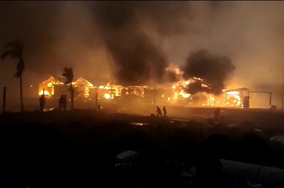 3月22日に難民キャンプで発生した火災。
炎と黒煙が上がる　🄫 MSF