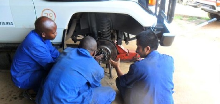 アフリカ南東部にあるマラウイで、現地のロジスティシャンたちと車両整備を行う　🄫 MSF