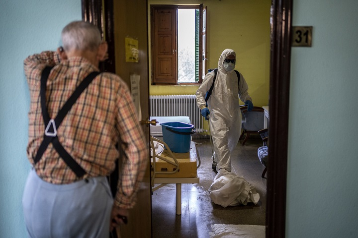 © Olmo Calvo/MSF<br> 感染リスクが高い高齢者への支援を強化。4月、スペイン・ソリア州エル・ロイオにある高齢者施設で、MSFスタッフが部屋を消毒しているのを見る入居者の男性。　