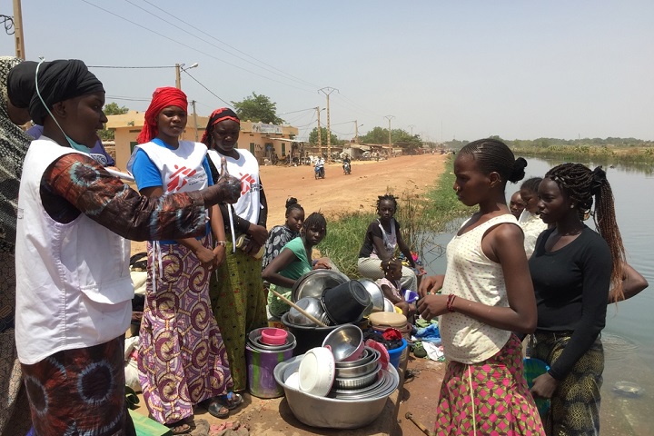 © MSF/Lamine Keita<br> 西アフリカのマリで、MSFのヘルスプロモーターが少女たちに正しい手の洗い方を指導。感染予防のため、地元で生産された布製マスクや石けんを寄贈し、手洗い場を設置した。 