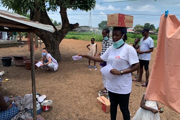 © Ruud Van Der Linden / MSF<br> MSFスタッフが配っているのは、感染予防に関するパンフレット。西アフリカのリベリアで石けんとともに各家庭に配布した。