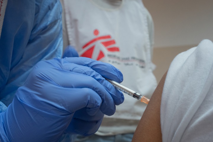 介護施設の入居者に新型コロナワクチンの接種を行うMSFスタッフ　© Tariq Keblaoui