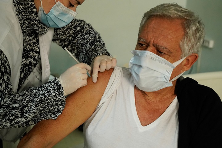 MSFのチームが介護施設を訪れ、高齢者にワクチン接種を行った　© Mohamad Cheblak/MSF