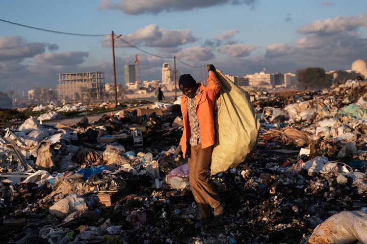 5年前に紛争の激しいマリからリビアへ来た男性。祖国に戻りたいが旅費が足りない。自治体で働くほかゴミ捨て場で金属くずを集めて収入を得ている　©  Giulio Piscitelli
