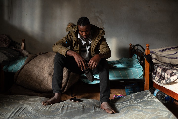 スーダン難民のハサンさんがリビアに来たのは1年前。これまで複数の収容センターで拘束されてきた　©  Giulio Piscitelli