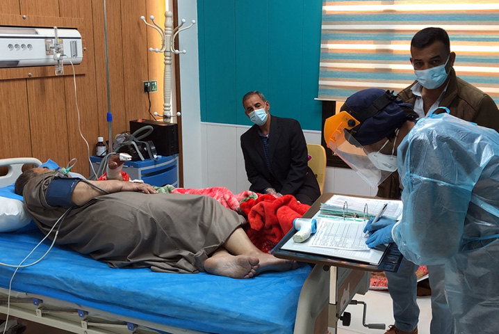 MSFアル・キンディ病院で新型コロナ患者の状態を確認するMSF看護師　© Hassan Kamal Al-Deen/MSF