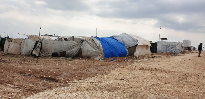 アレッポ県アザーズの避難民キャンプ　テントが密集して並ぶ　© MSF