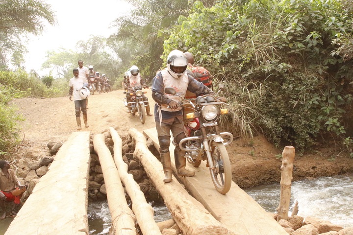 ボソボロではしかの活動地へ向かうMSFの緊急チーム　© Franck Ngonga/MSF