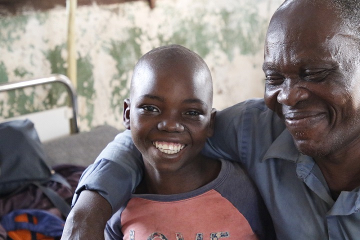 治療を受け、はしかから回復してきた子ども © Franck Ngonga/MSF
