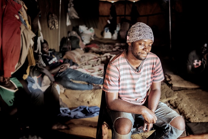 南アフリカの国境の町のシェルターで過ごす移民の男性　長期間留め置かれる人びとも多い＝2019年　© Luca Sola