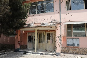 銃弾の跡が残る病棟の入り口＝2020年5月　<br> © Frederic Bonnot/MSF