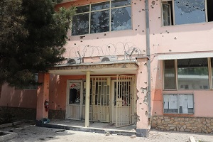 銃弾の跡が残る病棟の入り口=2020年5月 <br> © Frederic Bonnot/MSF