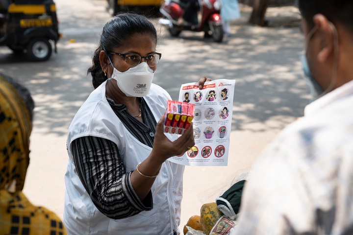 感染予防のため石鹸を配布するMSFスタッフ　© Premananda Hessenkamp