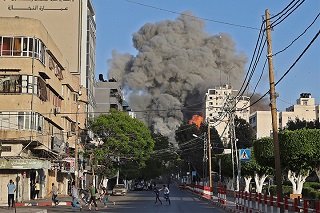 空爆を受けたビルから火の手が上がる<br> 🄫 Mohammed ABED / AFP