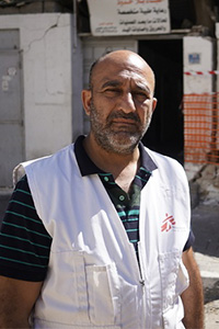 空爆被害を受けたMSFの診療所の<br> 前に立つジャロウシャ　🄫 MSF