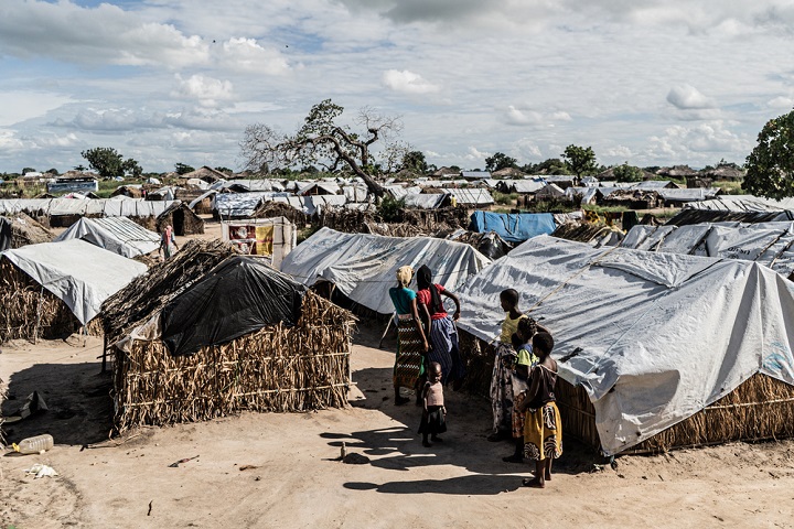 紛争から逃れてきた人びとが生活を送る、カーボ・デルガード州の国内避難民キャンプ　© Tadeu Andre/MSF