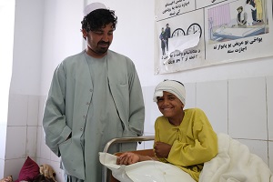 頭に銃弾を受けたサミウッラー君<br> 手術を乗り越え、笑顔を見せる　🄫 MSF/Tom Casey