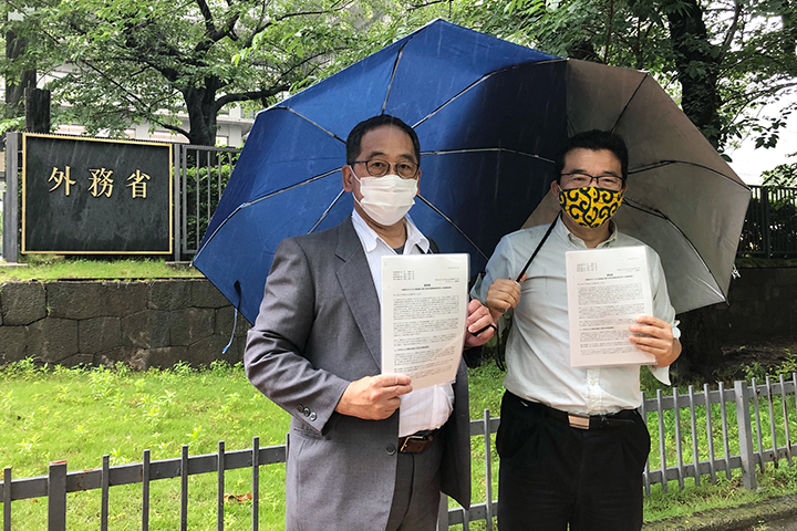 6月4日、政府への要請書を提出した国境なき医師団日本会長・久留宮隆(左)とアフリカ日本協議会の稲場雅紀氏(右)ら「新型コロナに対する公正な医療アクセスをすべての人に!」連絡会の代表者 © MSF