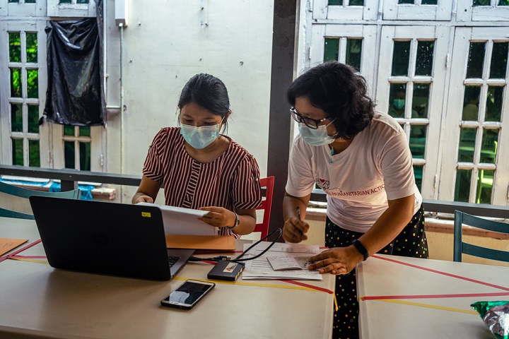ミャンマーでは多くの病院が機能していないため、MSFはヤンゴンの事務所内に仮設診療所を設置して患者のケアにあたっている<br> 🄫 MSF/Ben Small