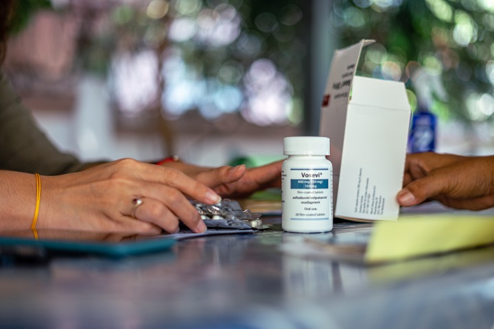 患者に渡す薬を準備するMSFスタッフ　🄫 MSF/Ben Small