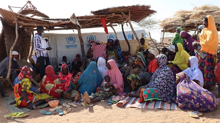 ゴロム=ゴロム地区で女性の健康問題について話すMSFのヘルスプロモーター　© Noelie Sawadogo/MSF