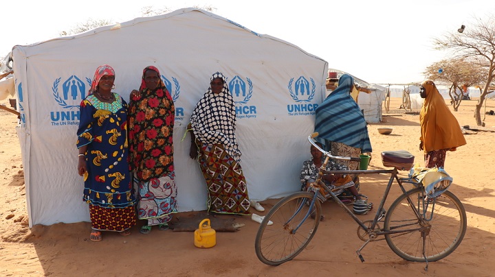ゴロム=ゴロム地区にある避難民のための居住地でテントの横に立つ女性たち © Noelie Sawadogo/MSF