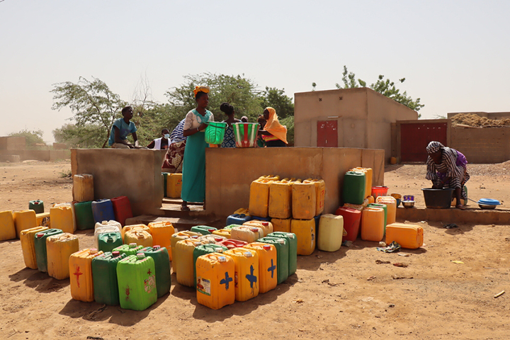 ゴロム=ゴロム地区の給水所で水を汲む女性たち © Noelie Sawadogo/MSF