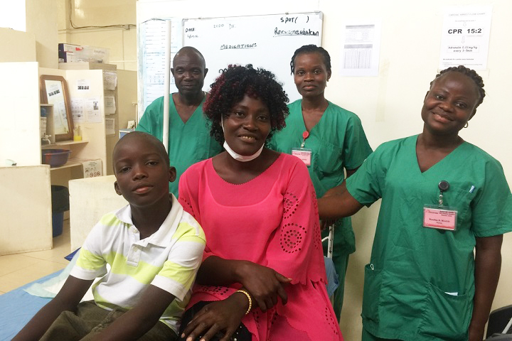 ポール君親子と、ケアを担った医療スタッフたち © Tim Pont/MSF