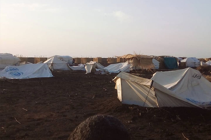 強風によって多くのテントが倒壊した　🄫 MSF
