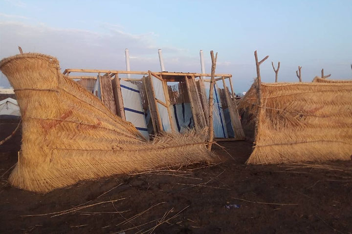 2度の嵐に見舞われたアル・タニデバ難民キャンプ　多くのテント、建物が倒壊した　🄫 MSF