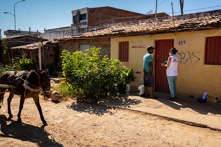 バイーア州のへき地にある町で、感染対策を強化するため住宅地を訪問するMSFスタッフ　© Mariana Abdalla/MSF 