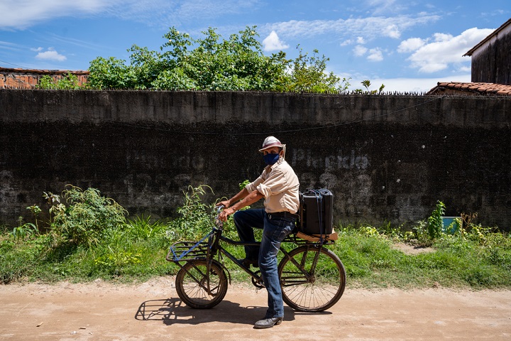 グランジ・ボン・ジャルジンの地域指導者である“デデ氏”(写真)は、自転車とスピーカーを使って、MSFによる移動診療の活動を広めている © Mariana Abdalla/MSF