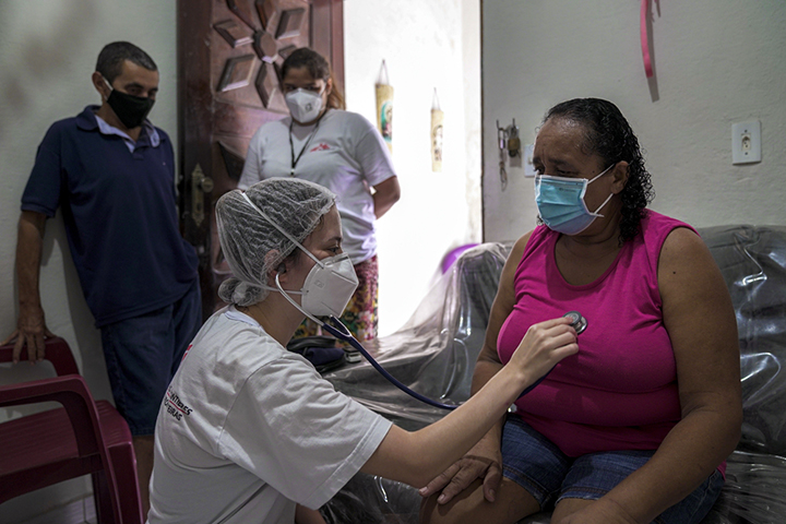MSFの移動診療所でコロナ陽性反応が出た患者。数日後に自宅を訪れた医療チーム　© Mariana Abdalla/MSF