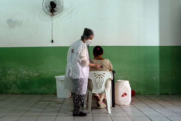 ブラジル北東部セアラ州での移動診療で患者を診察するMSF医師　© Mariana Abdalla/MSF