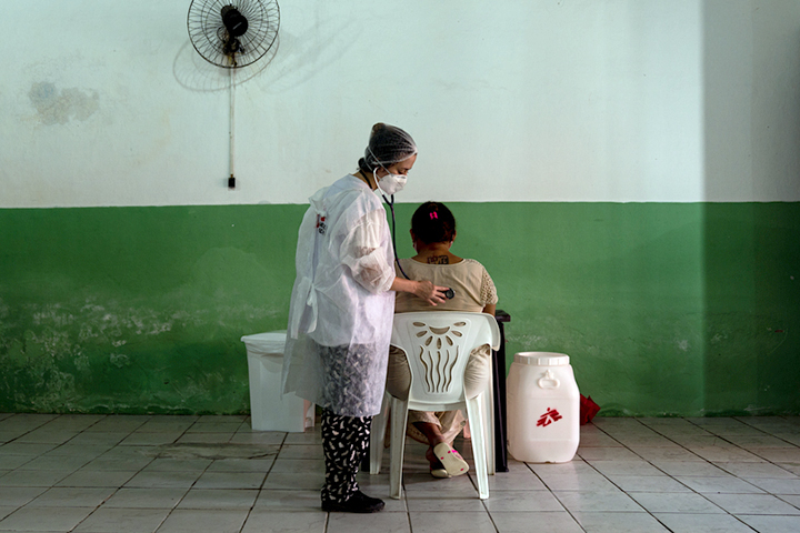 ブラジル北東部セアラ州での移動診療で患者を診察するMSF医師 © Mariana Abdalla/MSF