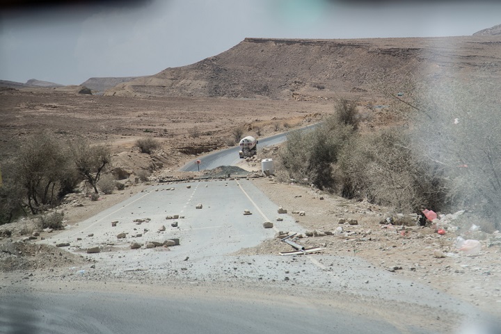 空爆を受けたサアダ州の幹線道路=2019年 © Agnes Varraine-Leca/MSF