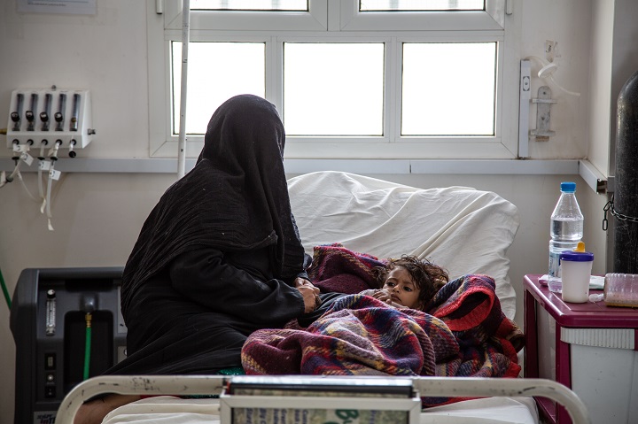 イエメン北部サアダ州のハイダン病院に入院する子ども＝2019年　© Agnes Varraine-Leca/MSF