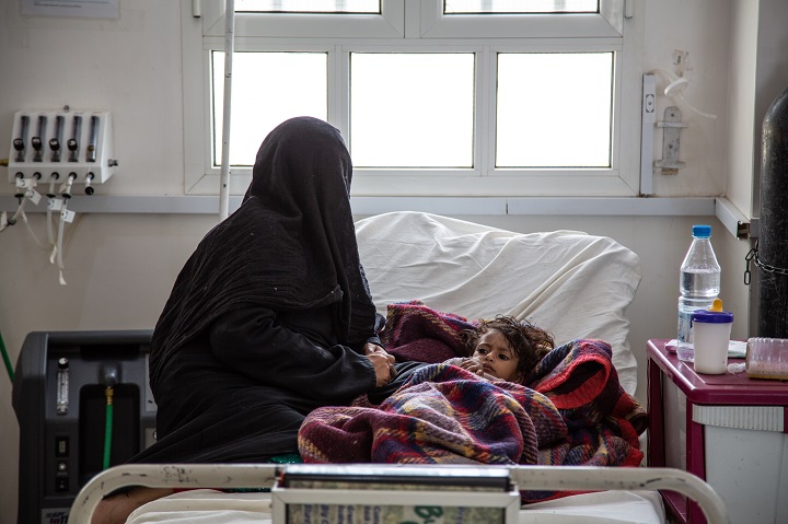 イエメン北部サアダ州のハイダン病院に入院する子ども=2019年 © Agnes Varraine-Leca/MSF