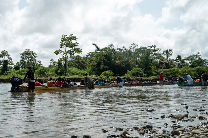 パナマのジャングル最奥にある村バホ・チキートから、ボートで移民センターへ向かう人びと　©  MSF/Sara de la Rubia 