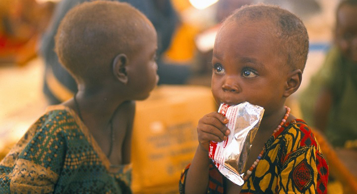 栄養治療食を食べる、アフリカ・ブルンジの子ども　© Alain Frilet