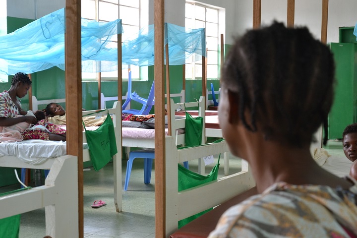 カサイ州にあるMSF診療所で治療中の患者。MSFは2020年、コンゴで運営する22のプロジェクトで1万810人の性暴力の被害者を支援した　© Candida Lobes/MSF<br> 