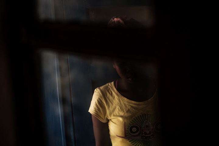 性暴力の被害者でHIVにも感染した10代前半の少女　© Candida Lobes/MSF