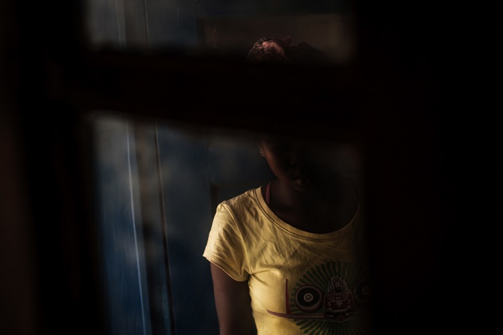 性暴力の被害者でHIVにも感染した10代前半の少女 © Candida Lobes/MSF