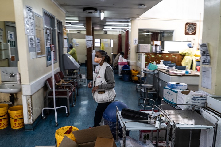 ハウテン州アレクサンドラ地区の診療所で活動するMSFのスタッフ　© Tadeu Andre/MSF
