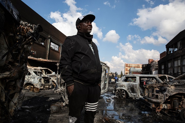 ヨハネスブルグ市での暴動の後、被害の状況を確認しに来た男性。彼はここで商売を営んでいた　© James Oatway/MSF