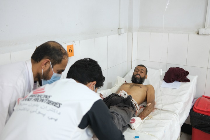 腕を撃たれ、ブースト病院で治療を受ける男性＝2021年5月　🄫 MSF/Tom Casey
