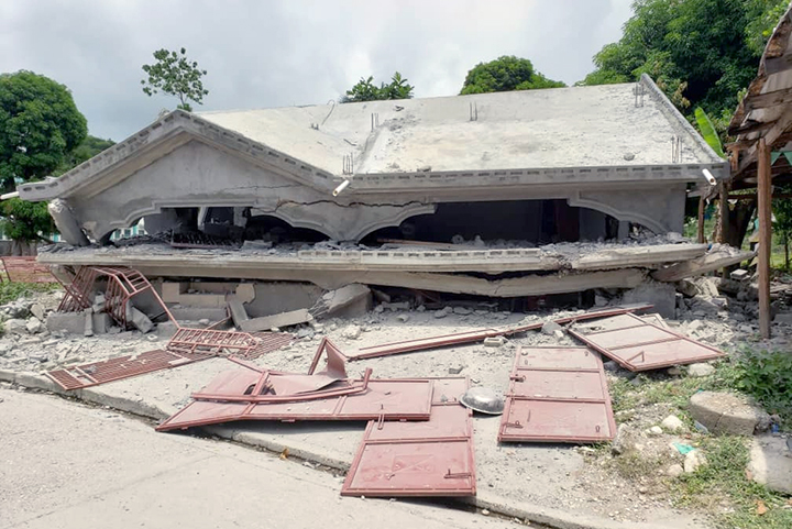 8月14日に発生した地震で倒壊したハイチ南県の家屋　© Souchet Hippolyte/MSF