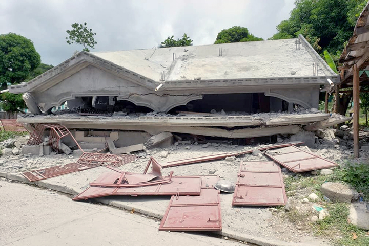 8月14日に発生した地震で倒壊したハイチ南県の家屋 © Souchet Hippolyte/MSF